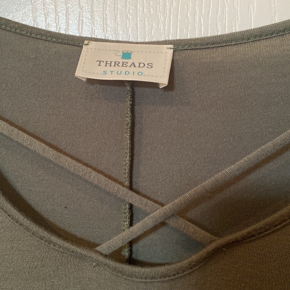 Threads studio Sz M cold shoulder Flutter sleeve top - Picture 2 of 4